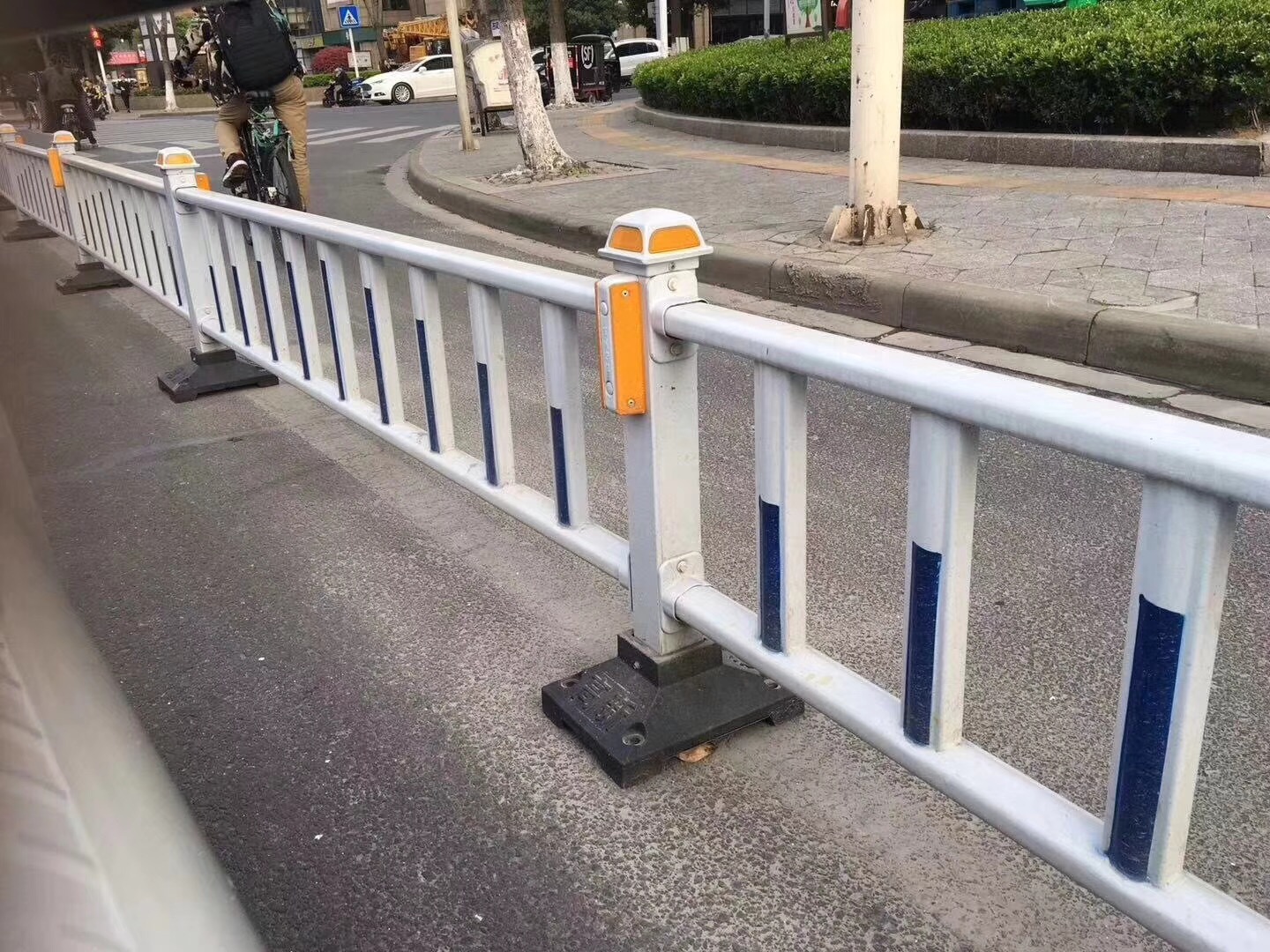 低矮道路围栏